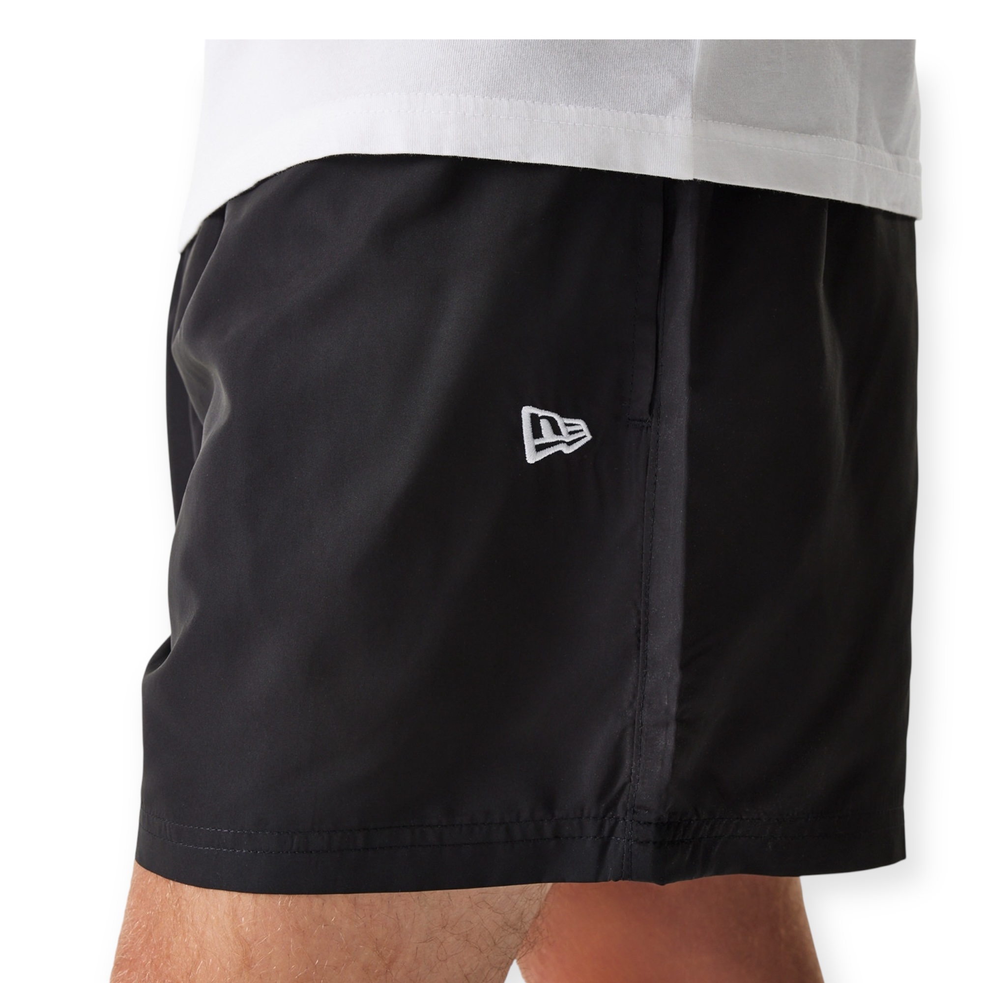 מכנס NEW ERA NFL PINSTRIPE SHORT מכנס NEW ERA NFL PINSTRIPE SHORT