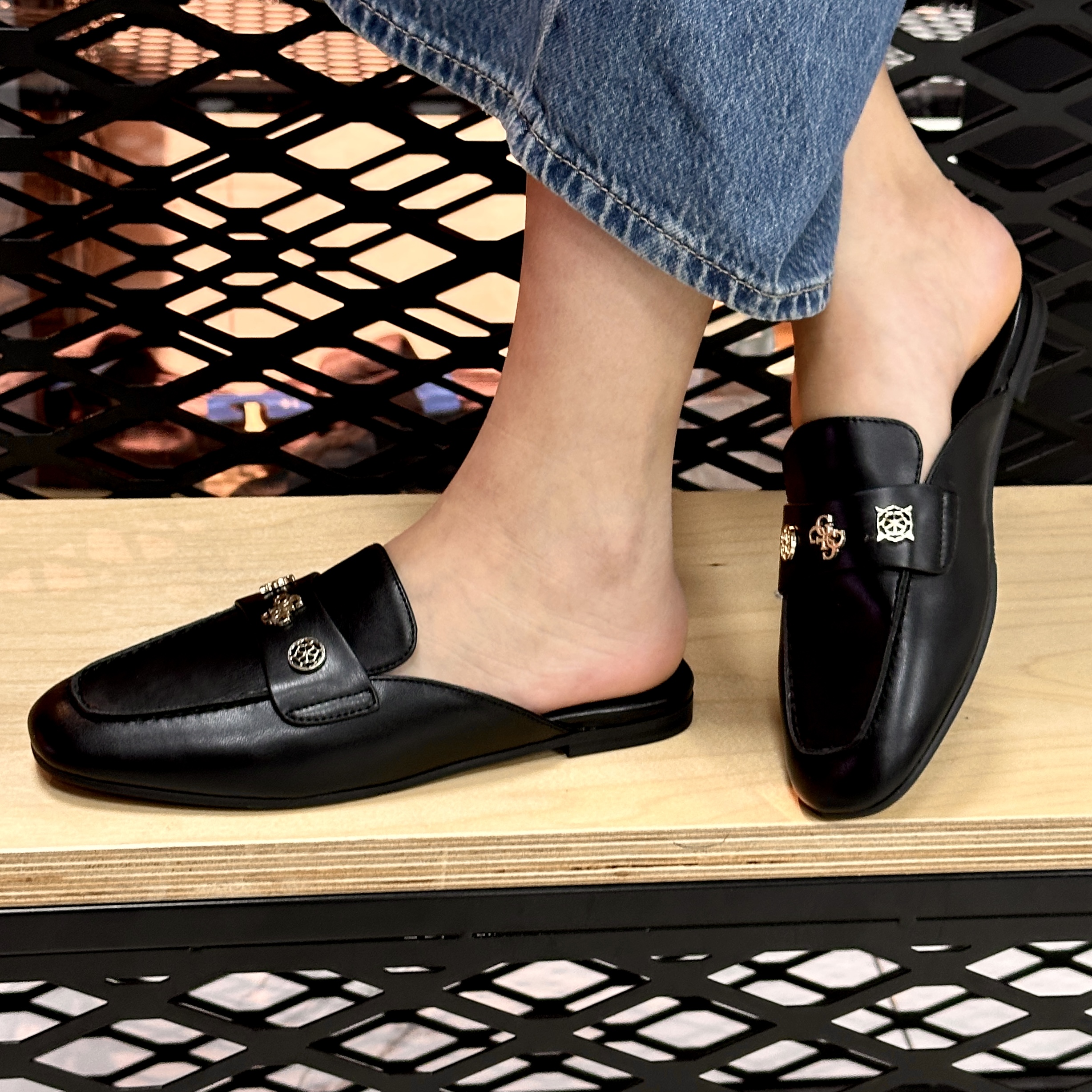 נעלי נשים GUESS AYDEEN נעלי נשים GUESS AYDEEN