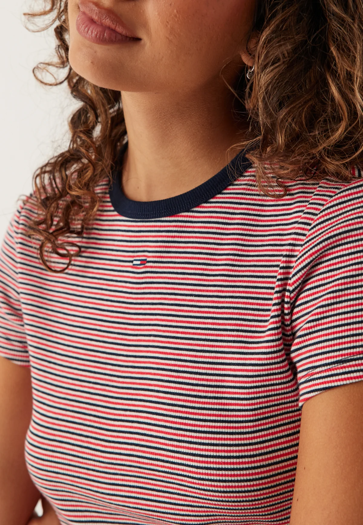 חולצה TOMMY HILFIGER SLIM BADGE RIB TEE