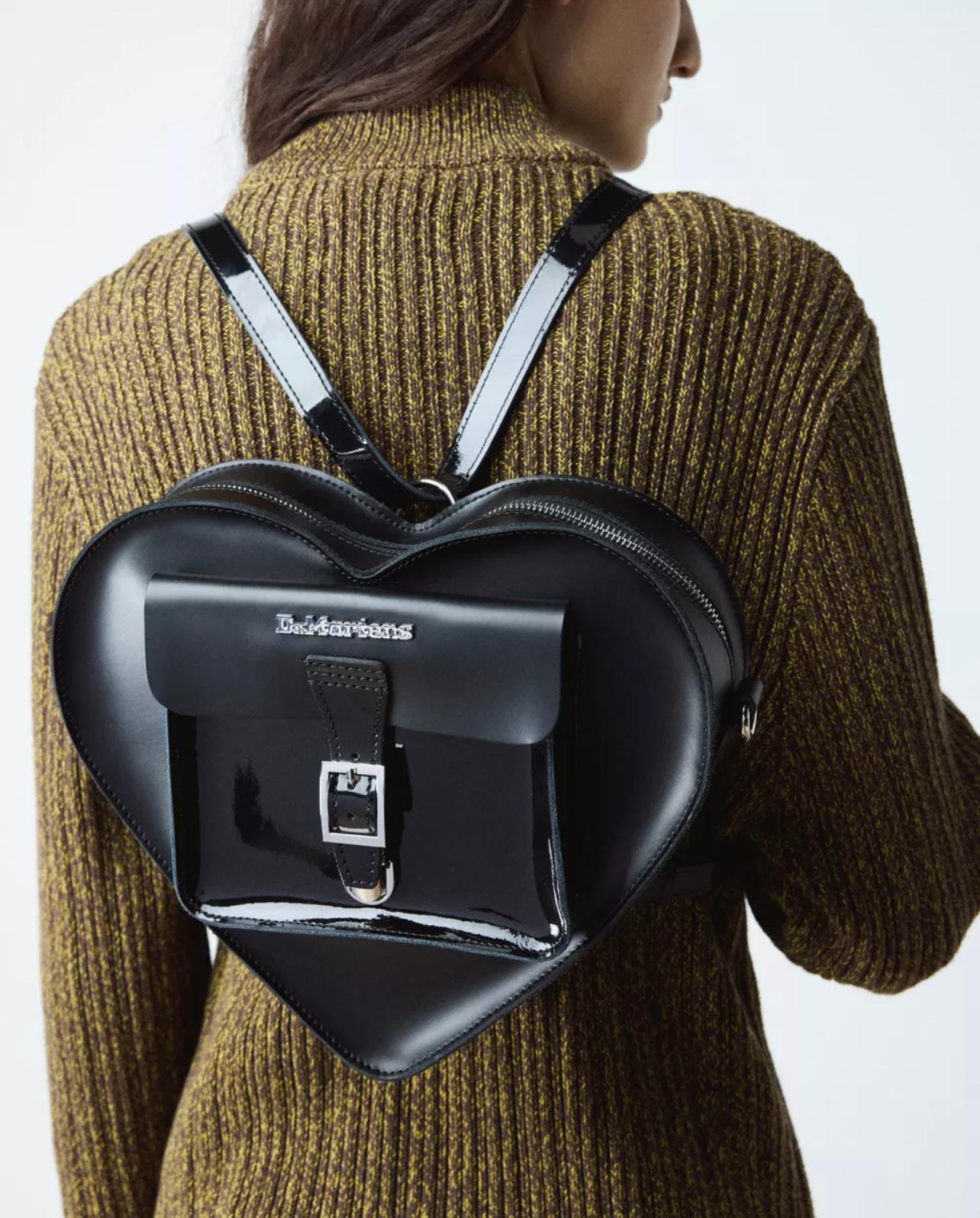 תיק DR.MARTENS HEART BACKPACK תיק DR.MARTENS HEART BACKPACK