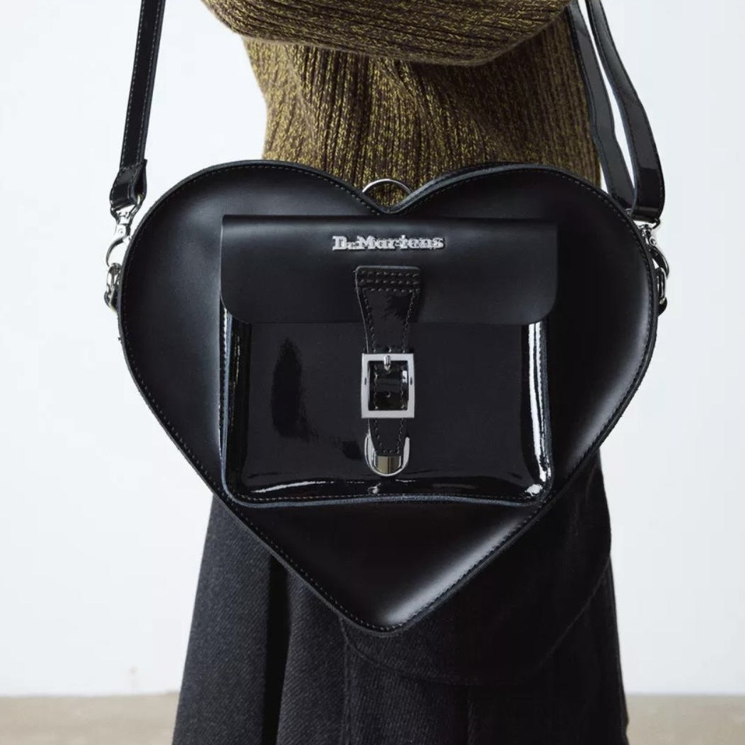 תיק DR.MARTENS HEART BACKPACK תיק DR.MARTENS HEART BACKPACK