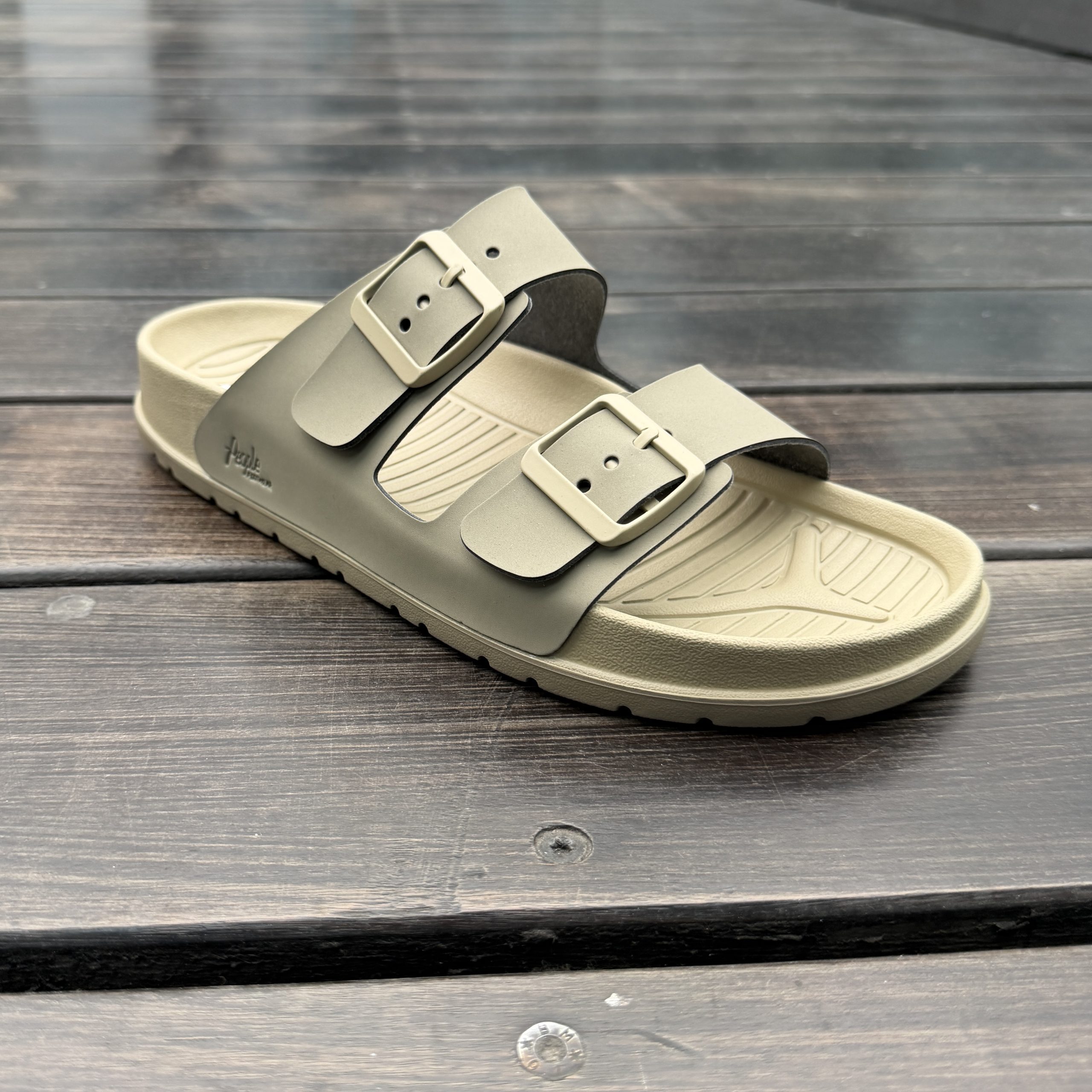 כפכפי PEOPLE THE LENNON HERITAGE