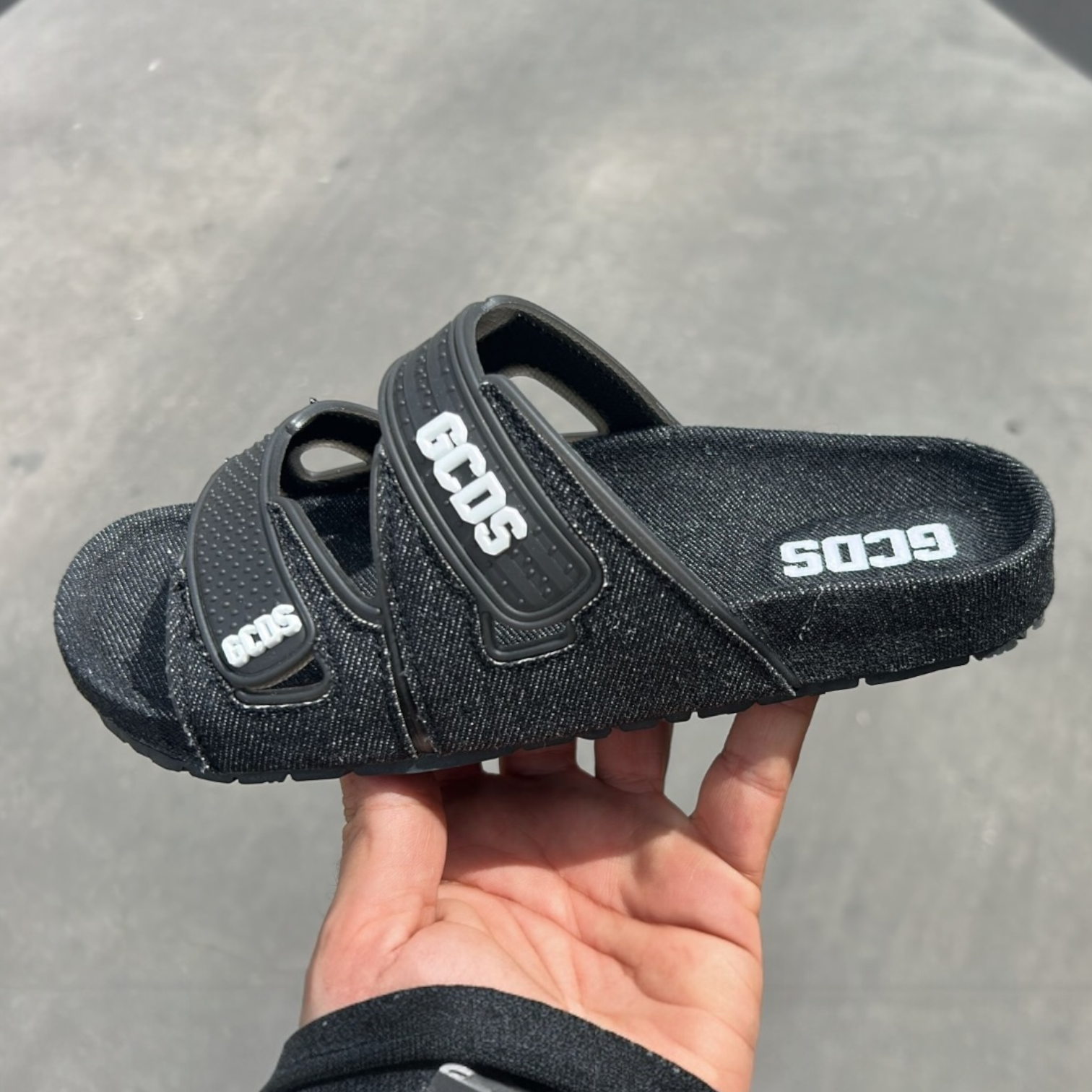 נעלי נשים מכירה מוקדמת צפי הגעה 21.4.26 GCDS WOMEN SLIDERS DENIM FLAT