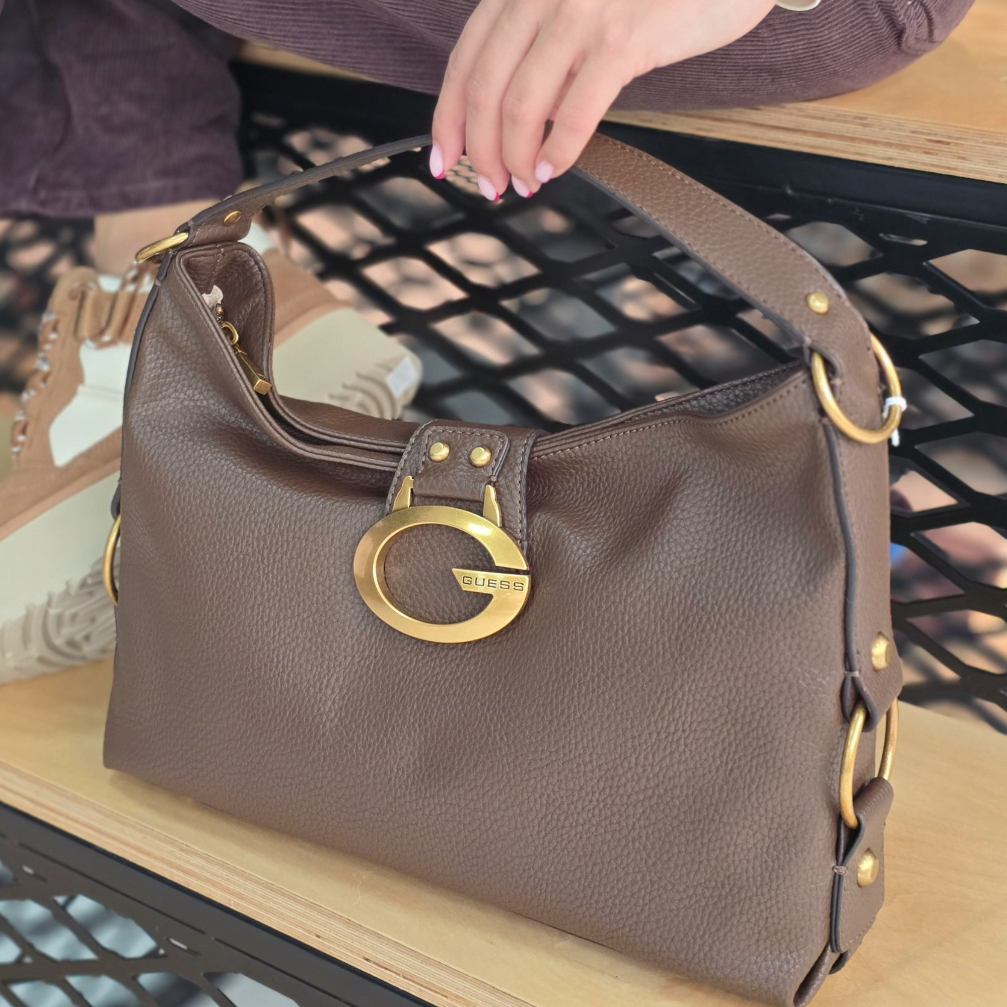 תיק GUESS CAMDEN SHOULDER BAG תיק GUESS CAMDEN SHOULDER BAG